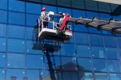 Konya Dış cephe temizliği binaların dış yüzeylerinde bulunan Cam, Alüminyum, Granit, Siding ve diğer Kompozit malzemelerin en basit erişim yöntemi, vinç, merdiven vb. araçların seçilerek temizlenmesidir.